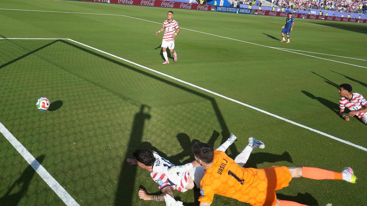 10-man U.S. earn 2-0 win over Bosnia, charge into round of 16