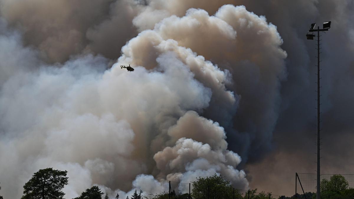 Two arrested as firefighters battle Fontainebleau forest fire near Paris