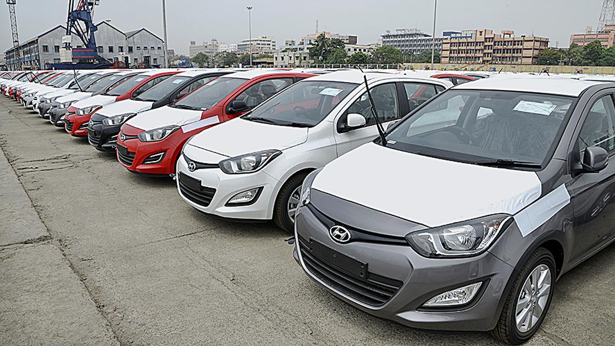 Passenger vehicle dispatches clock Q1 record of 12,73,811 units in FY27: SIAM