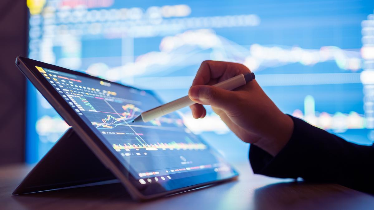 Stock markets rebound in early trade as crude oil prices drop sharply