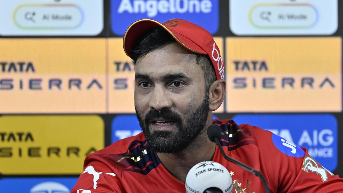 Karthik perfect candidate to become CSK coach, says Hayden