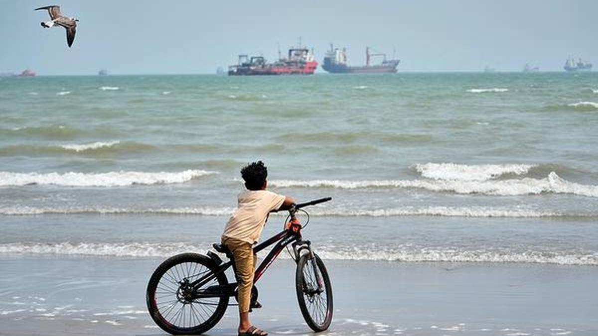 Number of ships transiting Strait of Hormuz falls to three on September 16, data shows
