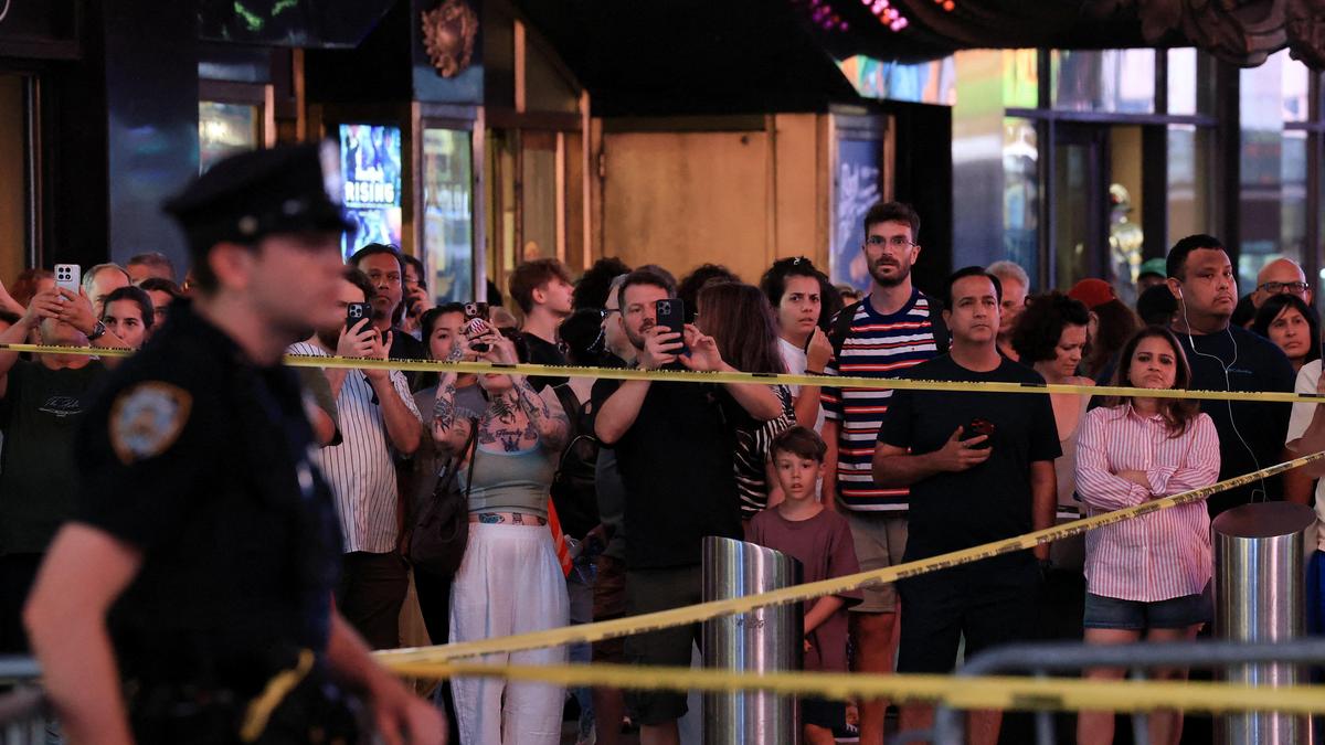 Woman randomly stabs 2 people in New York City’s Times Square, shot by police