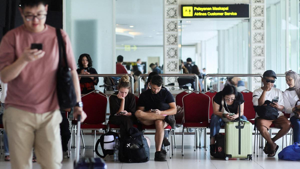 Flights to and from Indonesia’s capital resume after volcanic eruption forced a 2-day closure