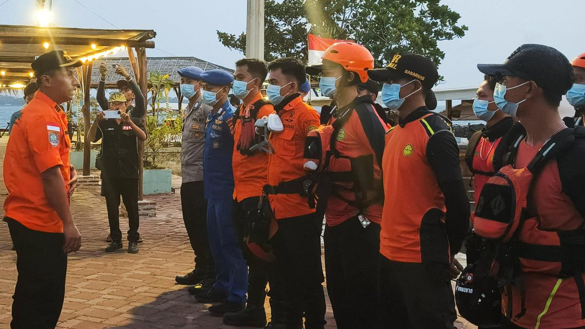 Rescuers search for 5 Indonesian photojournalists missing near Anak Krakatau volcano