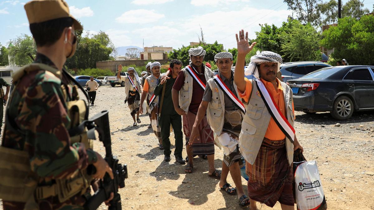 Yemen govt. forces say hit Houthis in Red Sea city