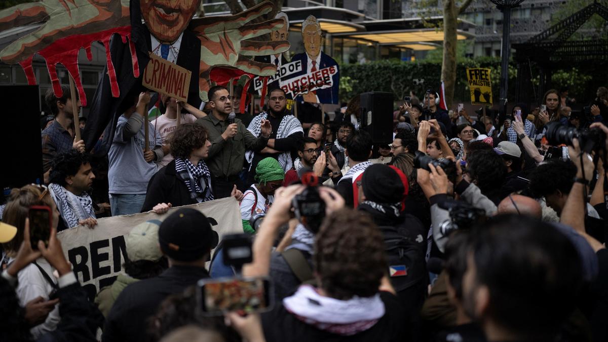 Hollywood stars among 100 arrested in NY anti-Netanyahu protest