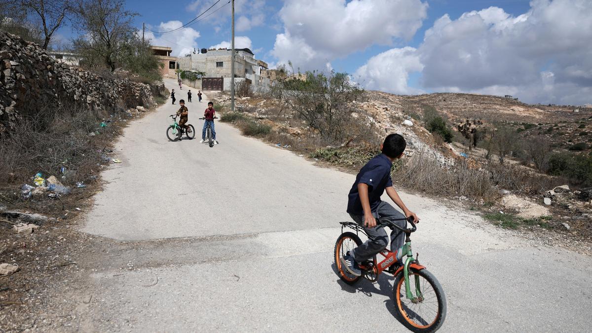 Israeli settlers attack West Bank village, blocking family’s return home