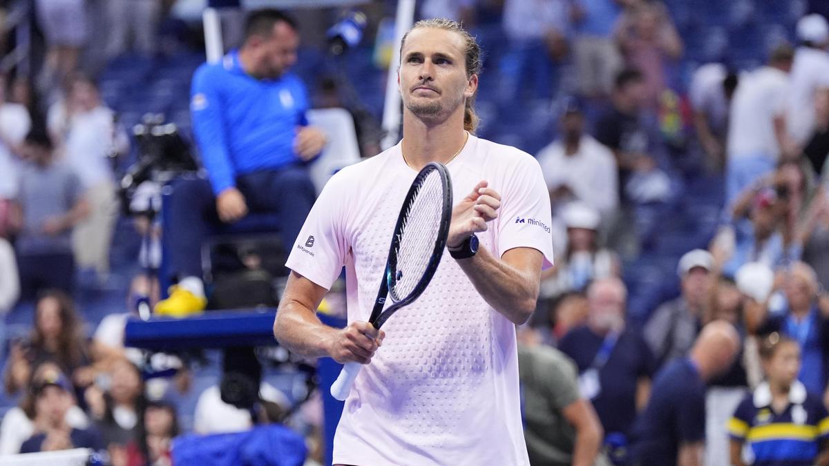 U.S. Open: Zverev soaks up pressure to advance, rain plays spoilsport