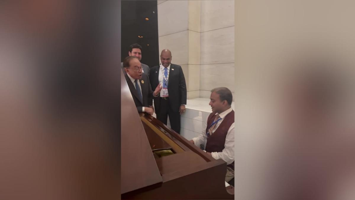 Malaysian PM sings Kishore Kumar song, wins hearts online