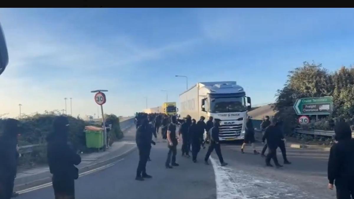 Masked men block traffic at UK’s Dover port amid anti-immigrant tensions