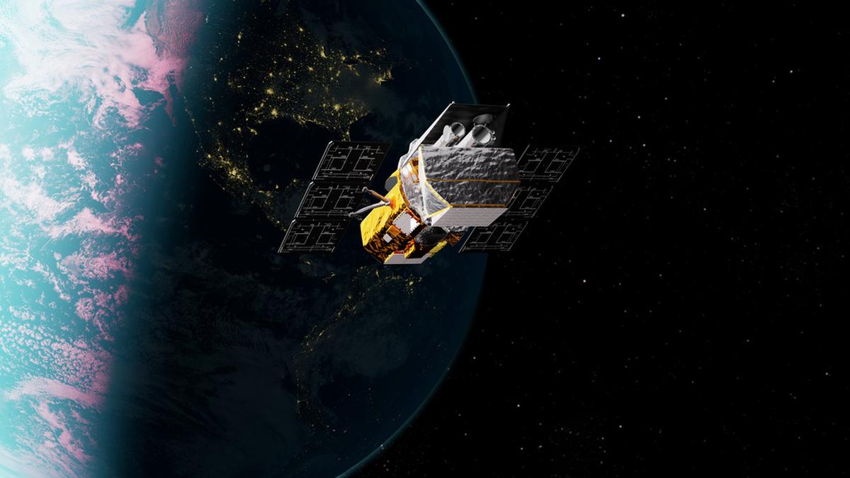 Private spacecraft falls back to Earth after failing to rescue aging NASA telescope