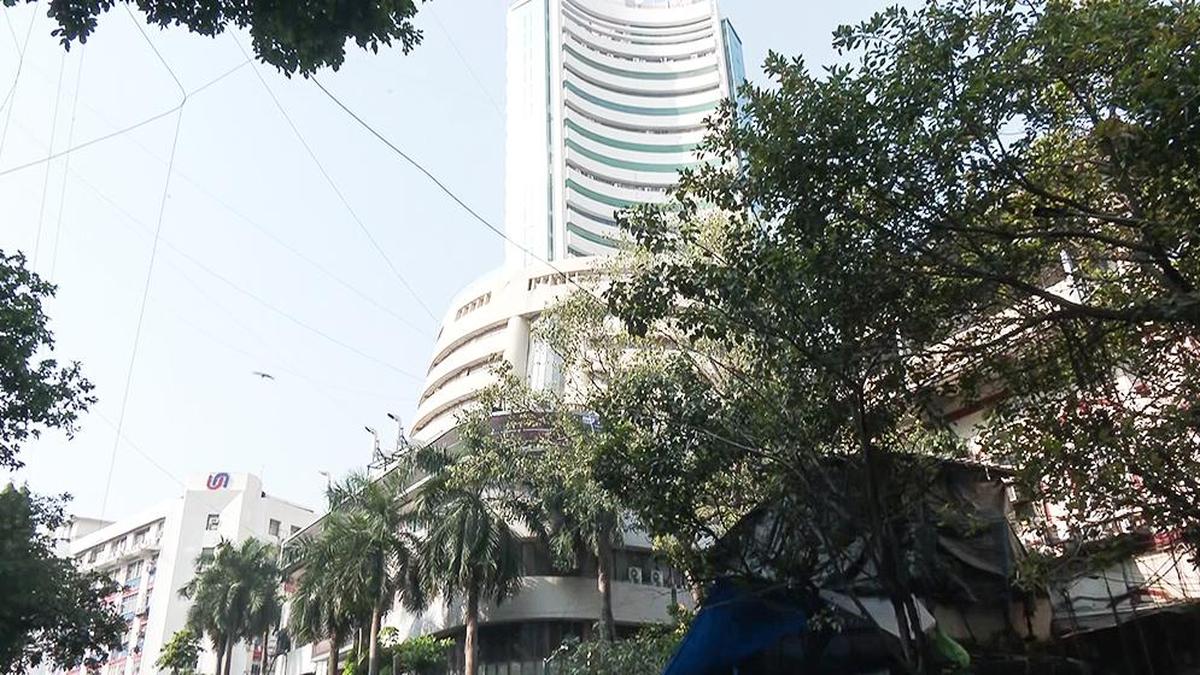 Market’s early rally fizzles out as banking, financial stocks weigh on benchmarks