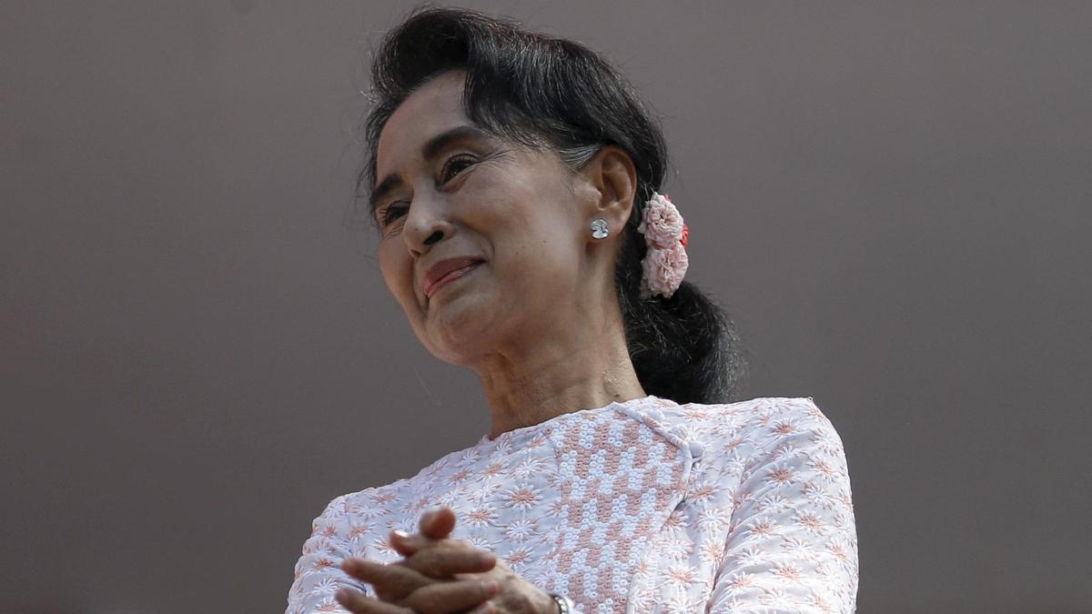 Detained Suu Kyi receives U.K. royal package: Myanmar government
