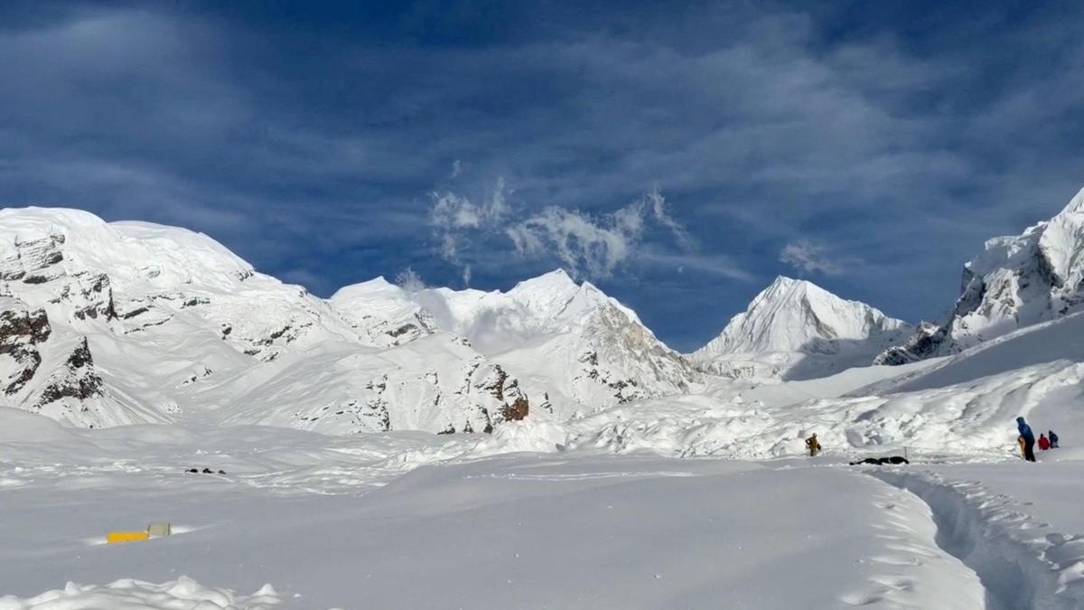 Avalanche kills 15 Nepali workers preparing Himalayan mountain camp for climbers