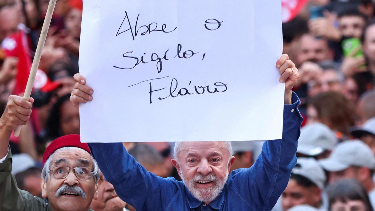 Lula takes to streets with people’s demands as Flávio leans on Big Tech in Brazil’s presidential race