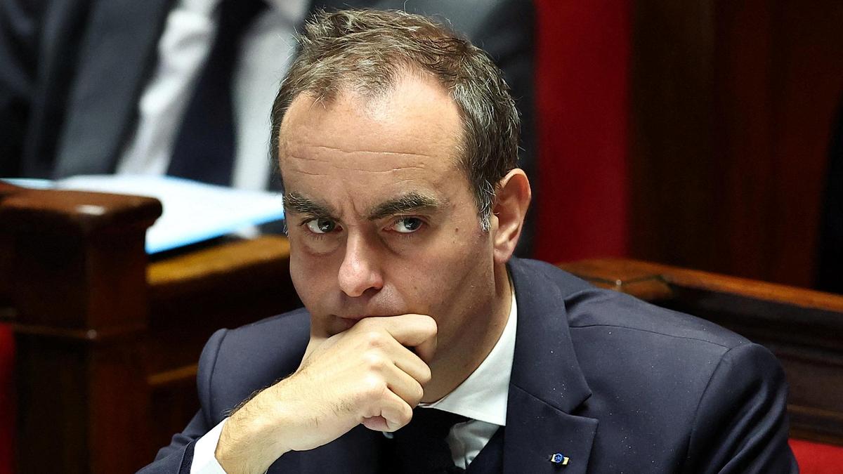 French PM to meet unions as government prepares for more protests