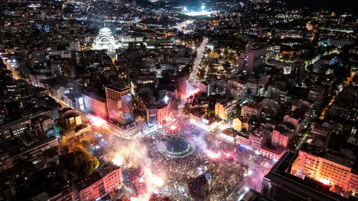 How is a leaderless group challenging the Serbian President? Explained