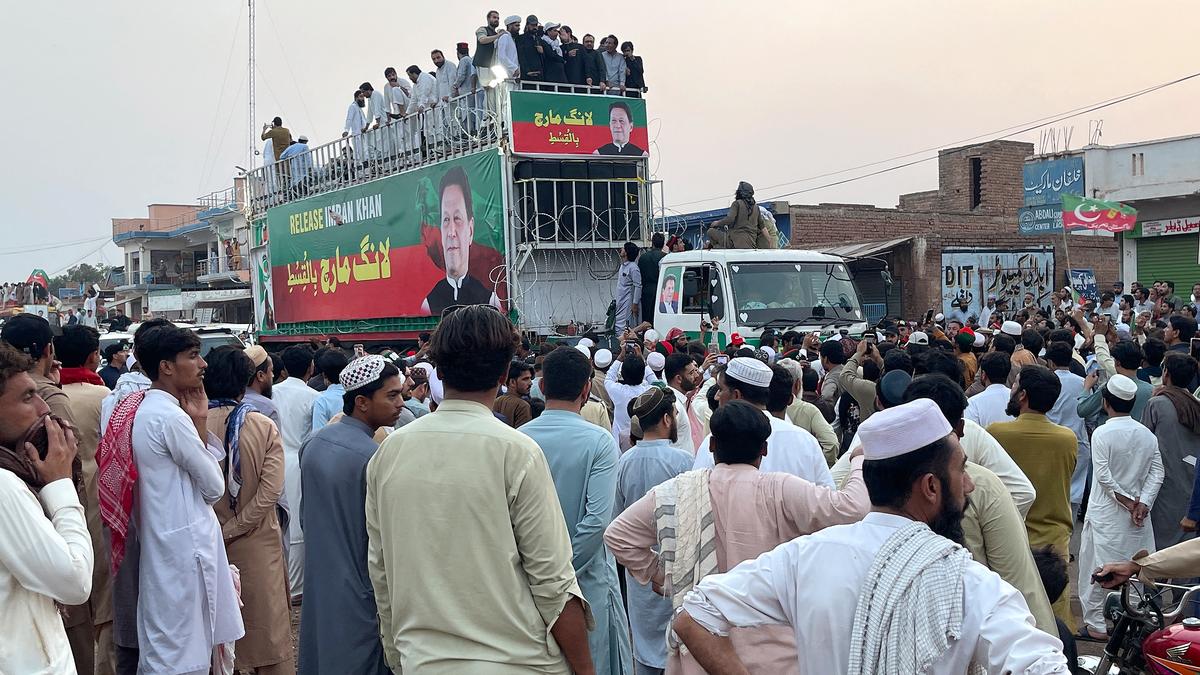 Pakistan PM Sharif invites Imran Khan’s party for talks, urges it to call off long march