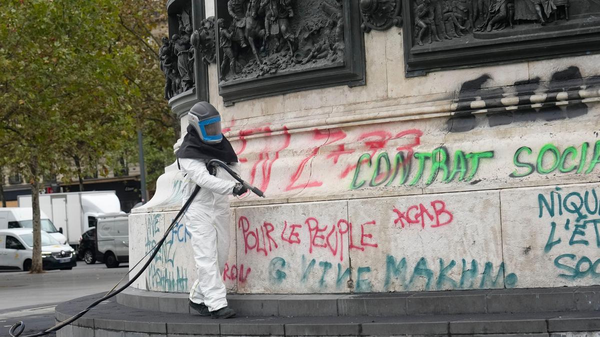 Thousands gather in Paris after court lifts protest ban despite fears of new violence