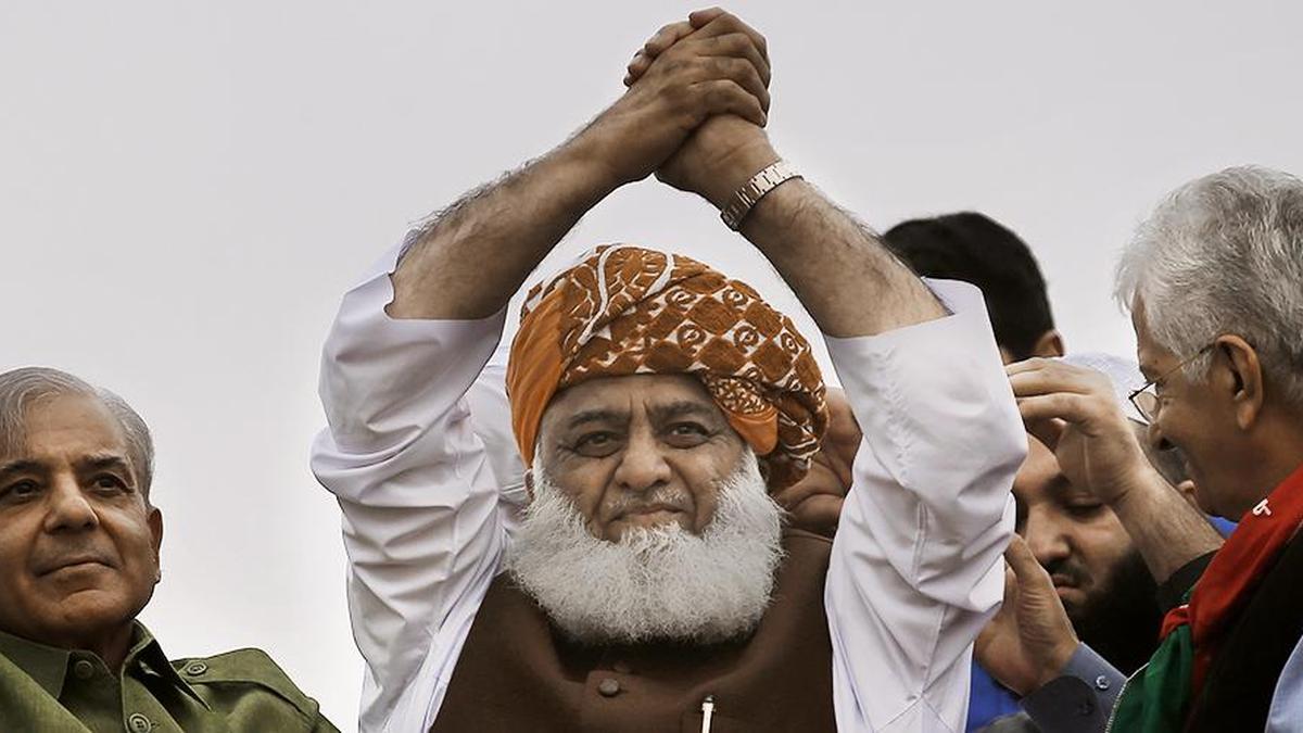 Pakistani opposition leader warns against concentration of power in military establishment